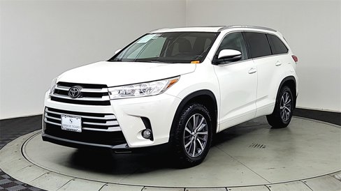 Used 2017 Toyota Highlander XLE image 3