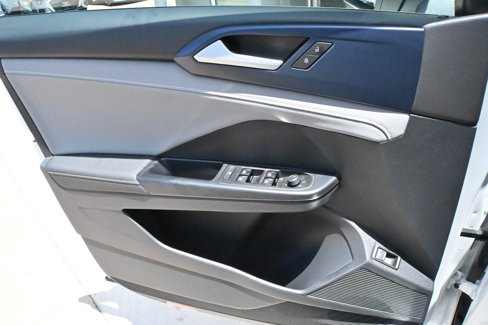 Used 2024 Volkswagen Taos SE w/ Panoramic Sunroof Package image 28
