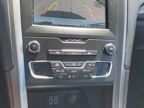 Used 2020 Ford Fusion SE image 25