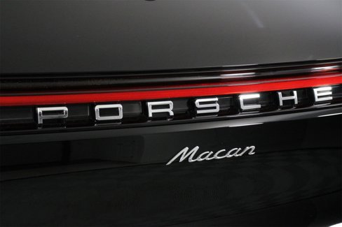 Certified 2025 Porsche Macan image 22