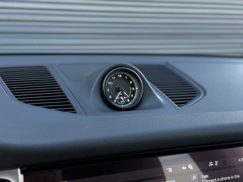Certified 2025 Porsche Macan image 17