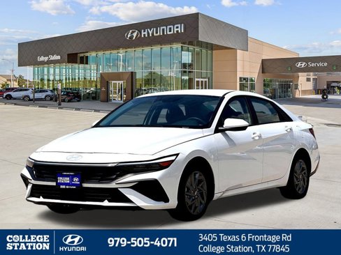 Used 2024 Hyundai Elantra SEL image 3