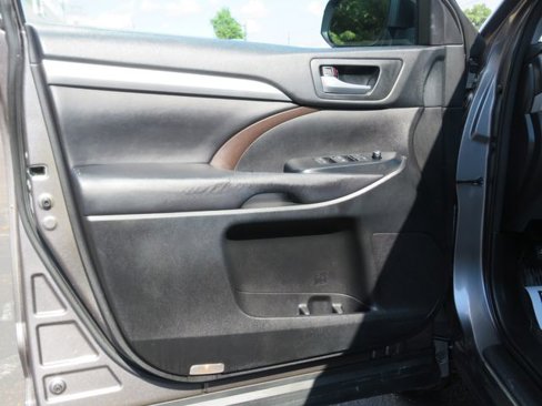 Used 2017 Toyota Highlander XLE image 19