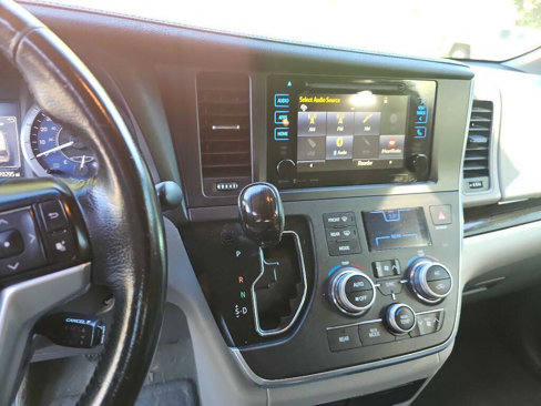 Used 2016 Toyota Sienna XLE Premium image 16