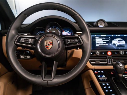 Used 2025 Porsche Macan image 6