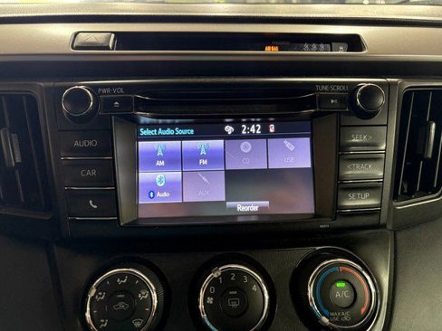 Used 2018 Toyota RAV4 LE image 14
