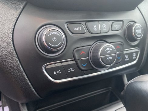 Used 2022 Jeep Cherokee Limited w/ Mopar Interior Package image 25