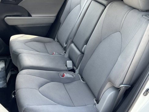 Used 2021 Toyota Highlander L image 13