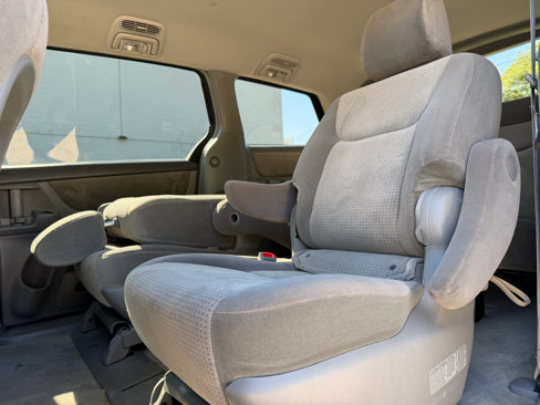Used 2010 Toyota Sienna LE image 9