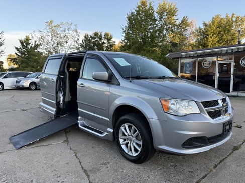 Used 2015 Dodge Grand Caravan SXT w/ UConnect Hands-Free Group image 1