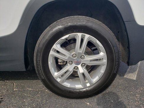 Used 2024 GMC Terrain SLE image 28