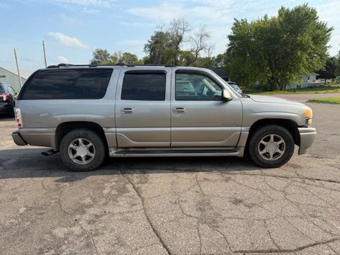 Used 2001 GMC Yukon XL Denali image 4