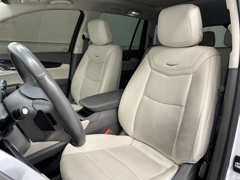 Used 2023 Cadillac XT6 Premium Luxury image 13