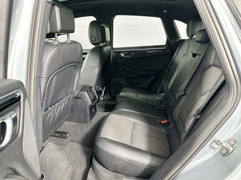 Certified 2022 Porsche Macan image 27