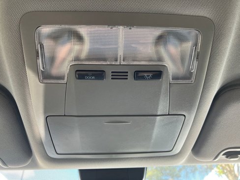 Used 2019 Toyota Highlander LE w/ Phone Cable & Charge Package image 22