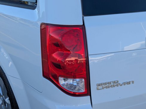 Used 2017 Dodge Grand Caravan SE image 11