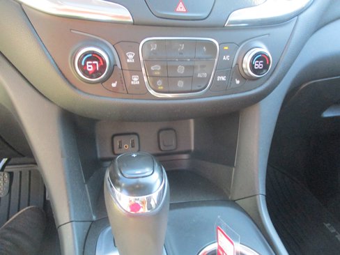 Used 2018 Chevrolet Equinox LT w/ Sun & Infotainment Package image 24