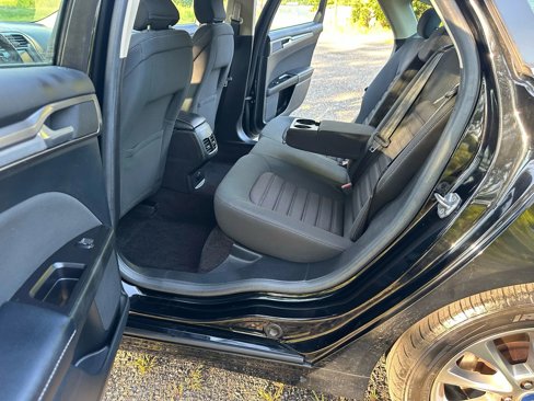 Used 2017 Ford Fusion SE w/ Fusion SE Technology Package image 17