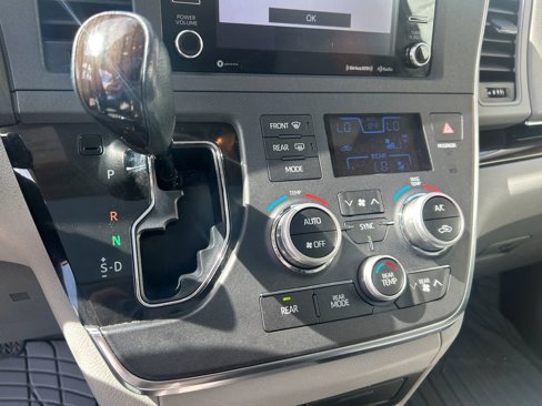 Used 2018 Toyota Sienna XLE image 24