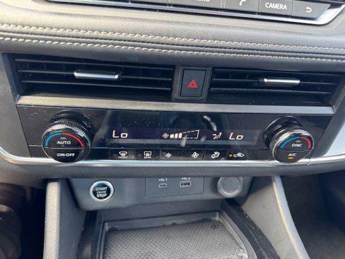 Used 2023 Nissan Rogue SV image 17