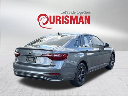 Used 2022 Volkswagen Jetta SE image 2