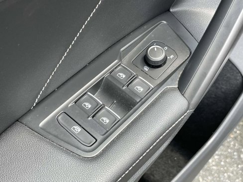 Used 2022 Volkswagen Tiguan SE image 16