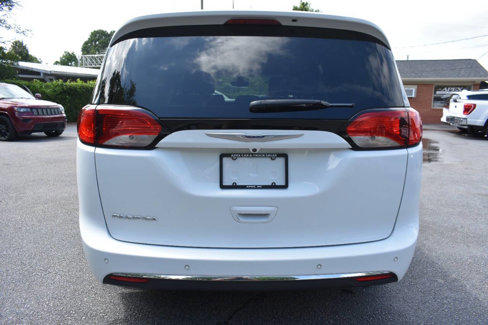 Used 2020 Chrysler Pacifica Touring-L image 6