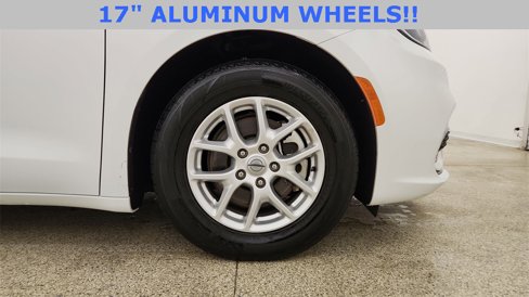 Used 2023 Chrysler Pacifica Touring-L image 11