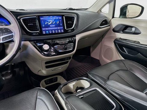 Used 2020 Chrysler Pacifica Limited image 26