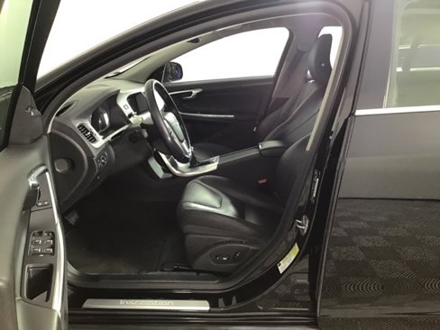 Used 2017 Volvo S60 T5 Inscription image 9