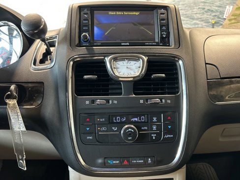 Used 2014 Chrysler Town & Country Touring image 6