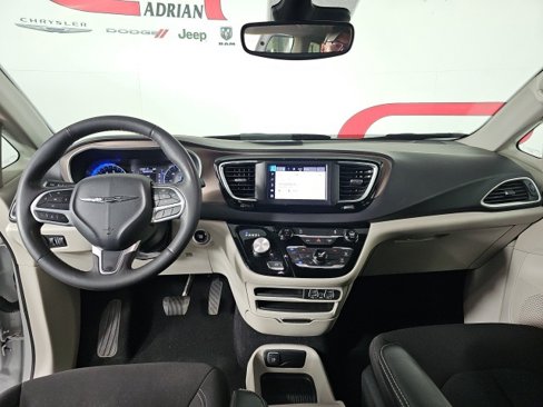 Used 2023 Chrysler Voyager LX image 15