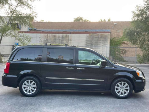 Used 2016 Chrysler Town & Country Touring w/ Driver Convenience Group image 14