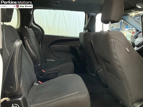 Used 2020 Chrysler Pacifica Touring w/ S Appearance Package image 11