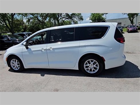 Used 2023 Chrysler Pacifica Touring-L image 15