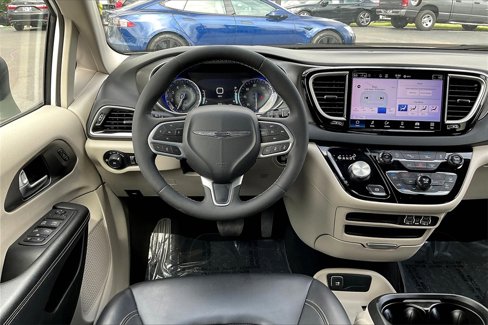 Used 2023 Chrysler Pacifica Touring-L image 8