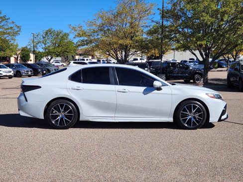 Used 2022 Toyota Camry SE image 2