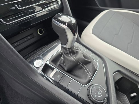 New 2025 Volkswagen Taos SE image 30