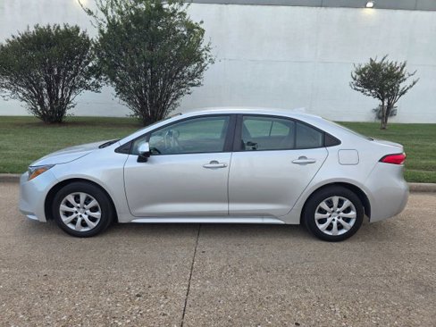 Used 2021 Toyota Corolla LE image 3
