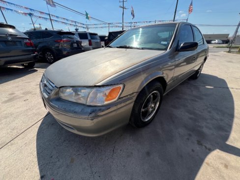 Used 2000 Toyota Camry XLE image 1