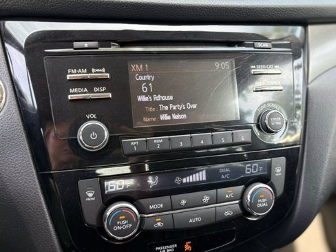 Used 2015 Nissan Rogue SV image 16