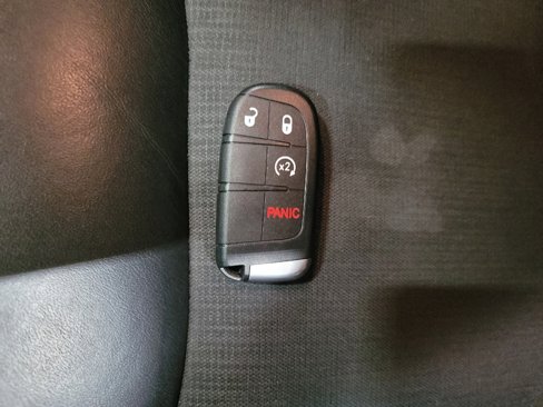 Used 2018 Jeep Cherokee Latitude Plus w/ Cold Weather Group image 32