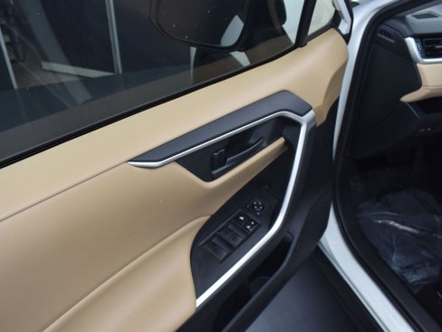 Used 2019 Toyota RAV4 LE image 12