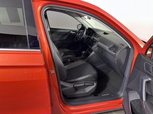Used 2019 Volkswagen Tiguan SE w/ Panoramic Sunroof Package image 10