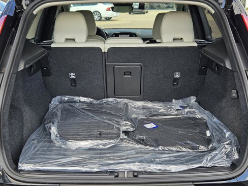 New 2025 Volvo XC40 B5 Ultra w/ Climate Package image 12