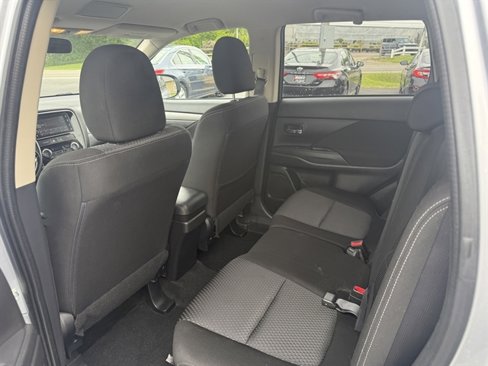 Used 2017 Mitsubishi Outlander SE image 23