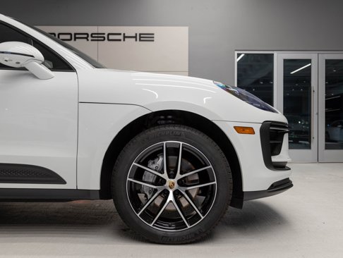 Certified 2024 Porsche Macan image 11