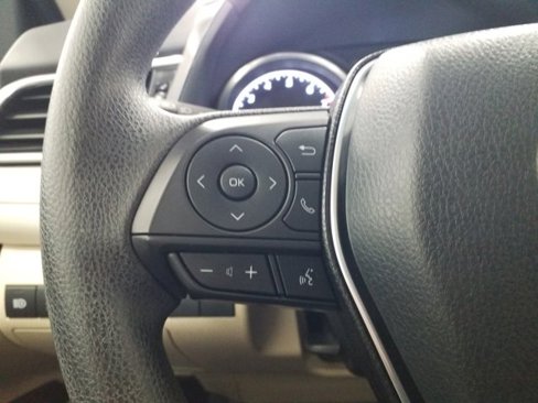 Used 2018 Toyota Camry LE image 5