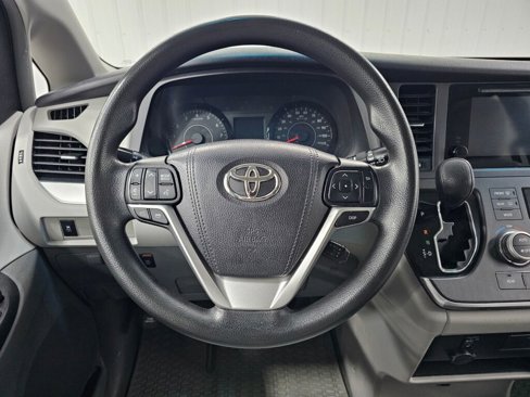 Used 2015 Toyota Sienna LE image 26