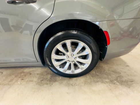 Used 2018 Chrysler 300 Touring L image 12